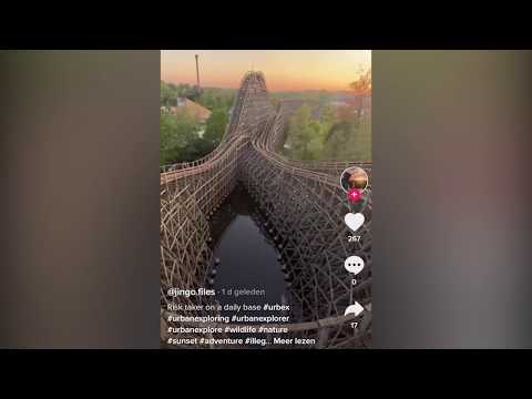 Man beklimt houten achtbaan Walibi Belgium
