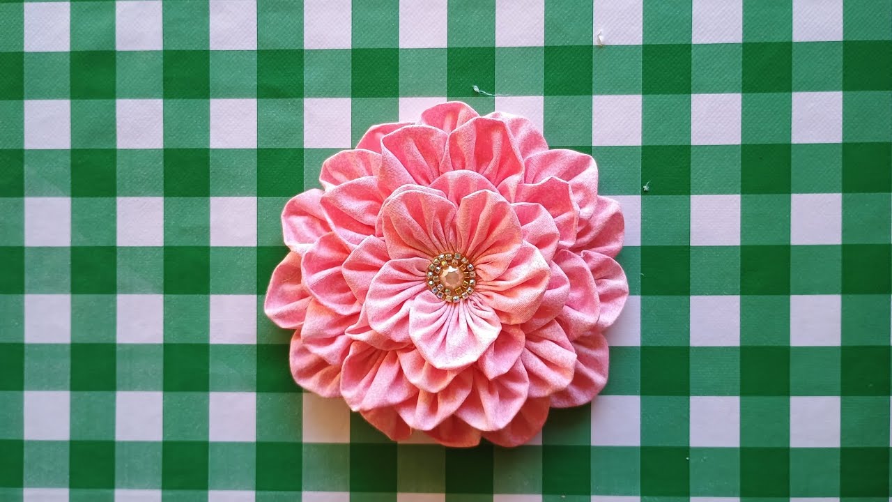 FLOR DE FUXICO COM TECIDO.LINDA! LINDA!