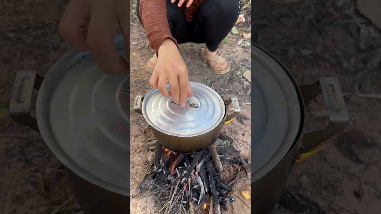 Survival Skills: SMART idea and USEFUL in forest #camping #bushcraft #outdoors🔥😝🤣#survival