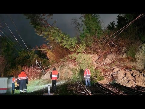 Огромный сель сошел на железную дорогу в Сочи. МЧС расчищают завалы, движение поездов приостановлено