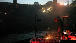 Miniatura de vídeo de "NIN: "The Way Out Is Through" live from on stage in Holmdel, NJ 6.06.09 [HD 1080p]"