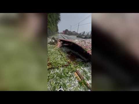 Video Maltempo in Piemonte, la bufera scoperchia i tetti a Fara Novarese