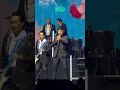 Los Ángeles Azules y Américo cantando "Cómo te voy a olvidar"