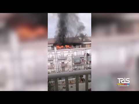 Video Un incendio si è sviluppato in un appartamento disabitato di Carlentini