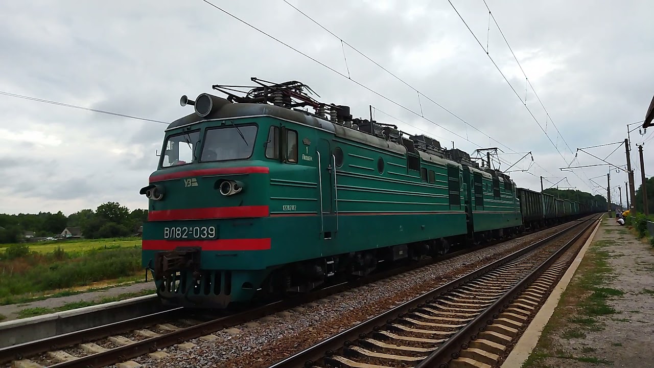 Грузовой поезд сбил автомобиль