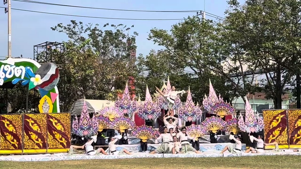 แข่งขันเชียร์หลีดเดอร์ สีเขียว วันแรก