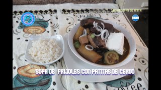 sopa de  frijoles con patitas de cerdo