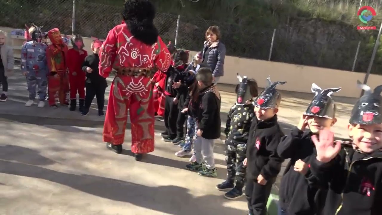 Sant Antoni i el Dimoni van a les escoles i el centre d'estades diürnes