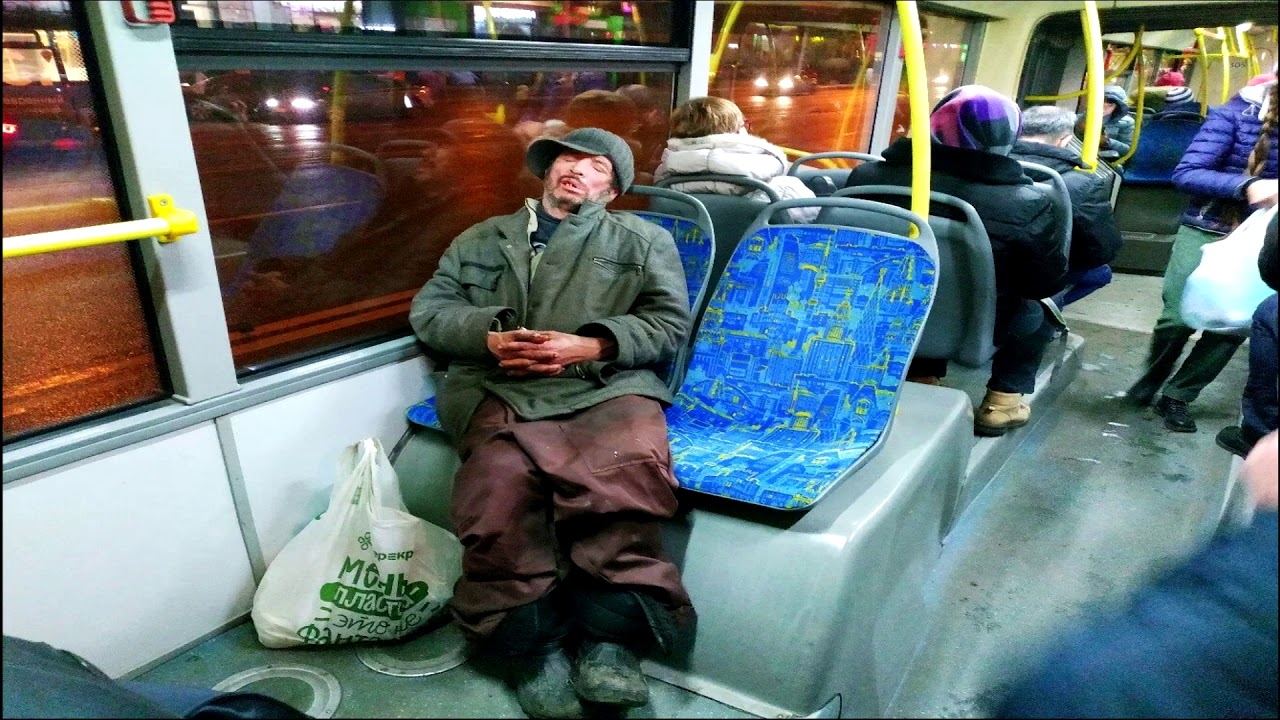 Бомж в машине
