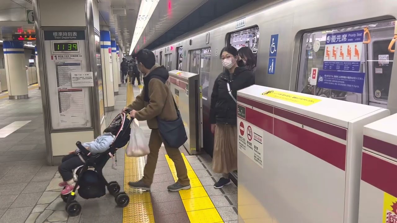 都営大江戸線東中野駅１番線／【大江戸線内回り（六本木・大門方面行き）】電車発着動画