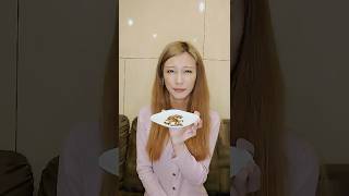 コオロギを食べるニューハーフ中澤チュリン②