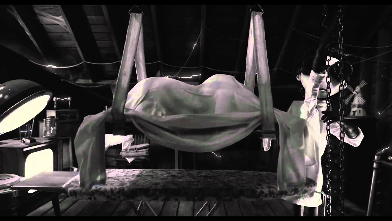 Frankenweenie- Official Trailer [HD] - YouTube