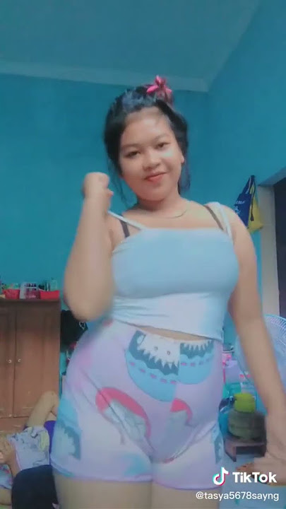 cwek cantik hot tidak pakai celana dalam