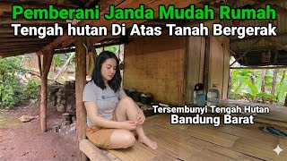 Wanita Pemberani Rumah Tengah Hutan Di Atas Tanah Bergerak