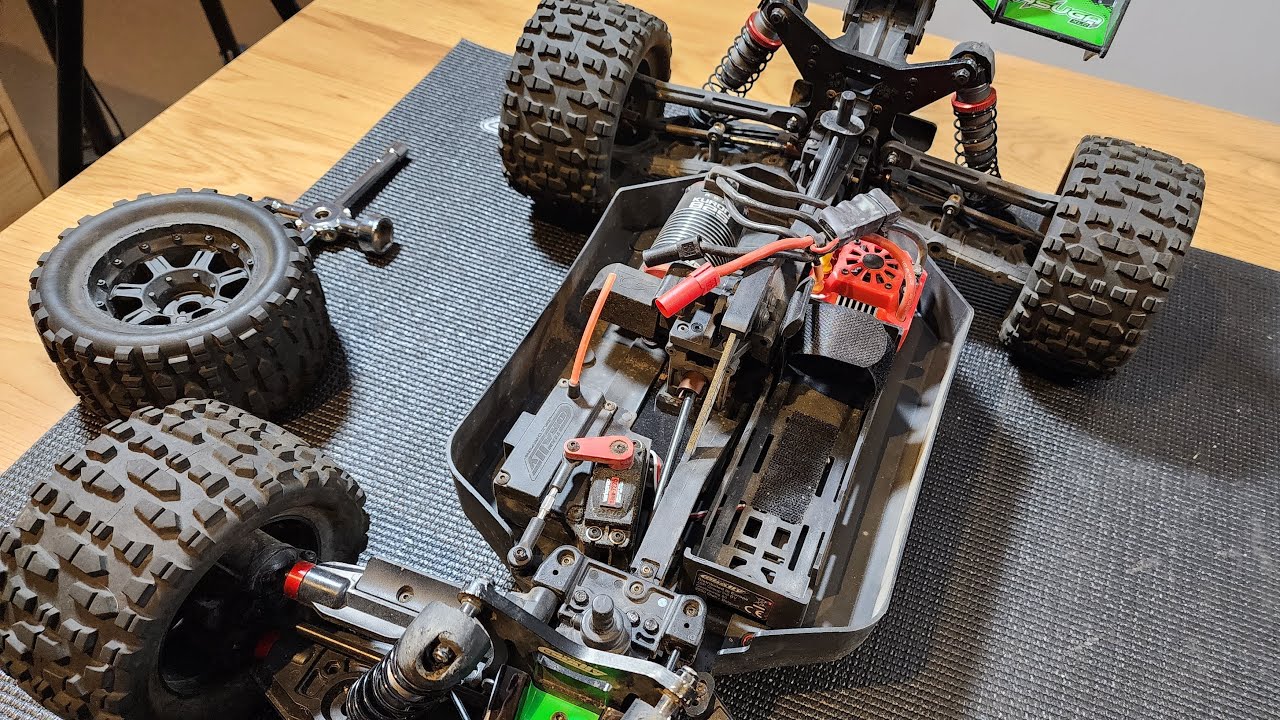 Aussie RC Playground is live - Wrenching on the TC ASUGA - YouTube