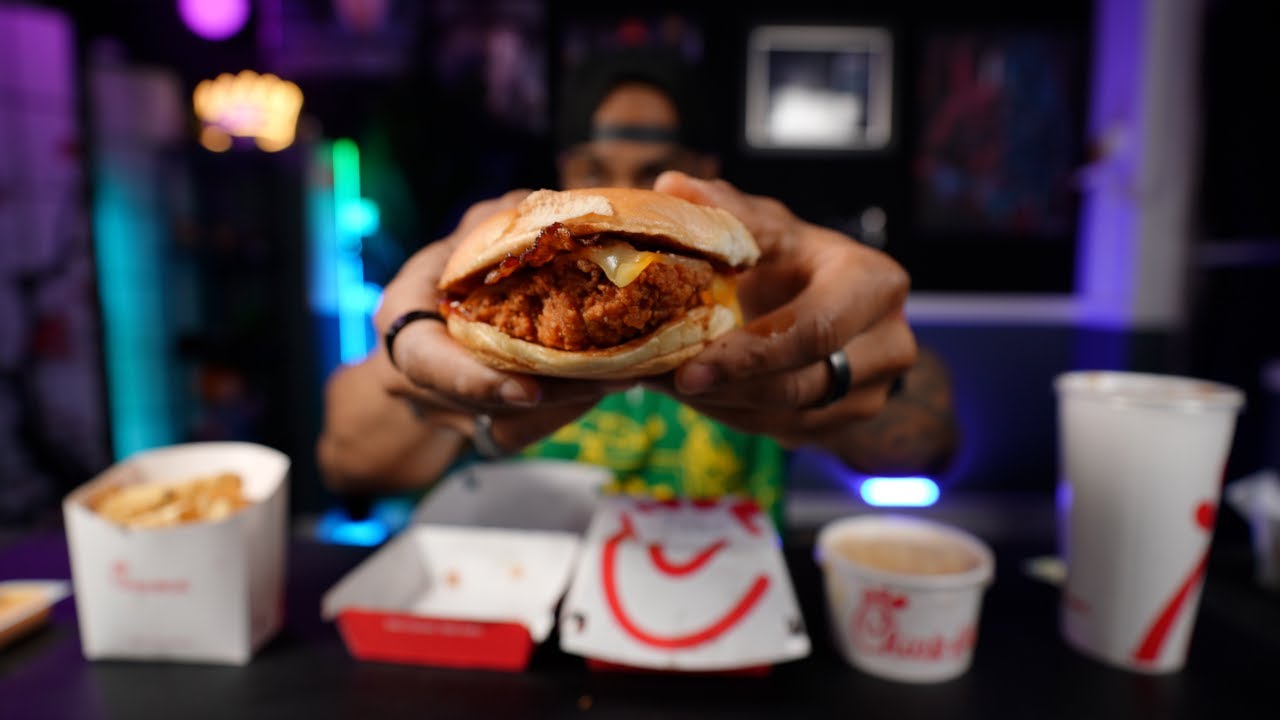 Впечатляет ли новый сэндвич с копченым барбекю и беконом от Chick-Fil-A?