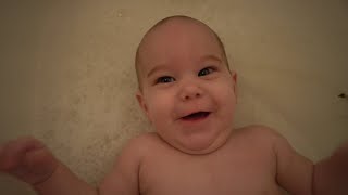 Baby Loves Bath Time | Vlogmas Day 13 2022
