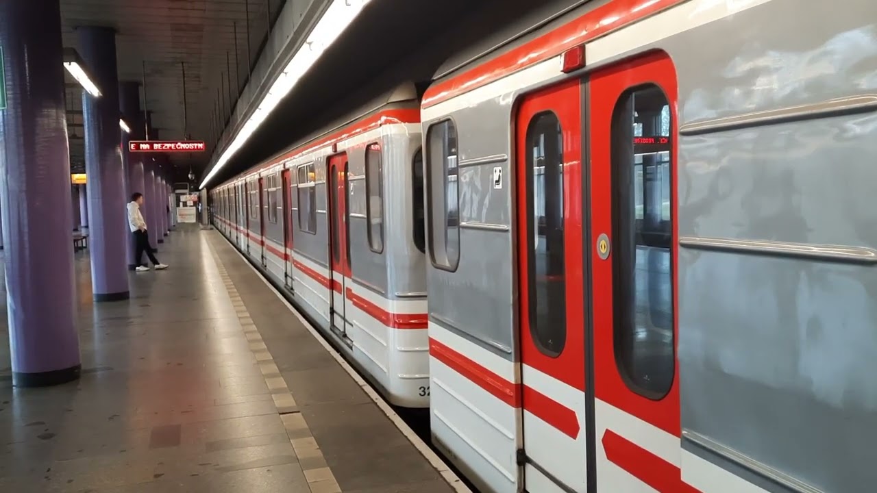 Služební Jízda 81-71M Příjezd a Odjezd ve Stanici Zličín