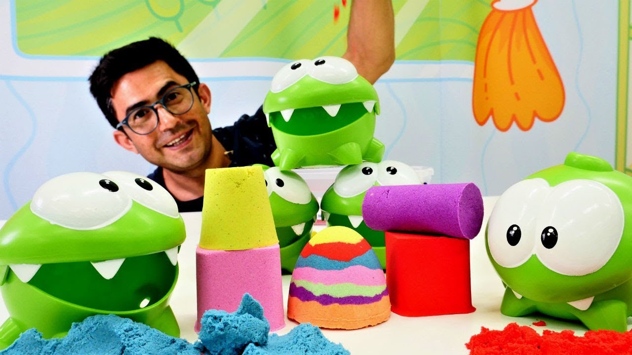 Om Nom için Nail Baba kinetik kumdan şekerleme yapıyor