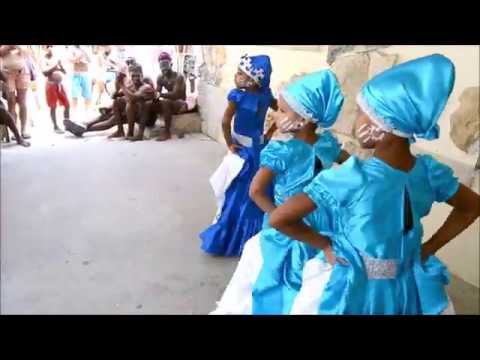 Niñas bailando Yemaya en Cuba