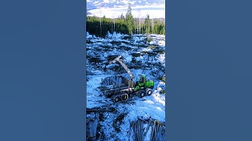 John Deere 1910 Forwarder: Handling Logs in the Snow