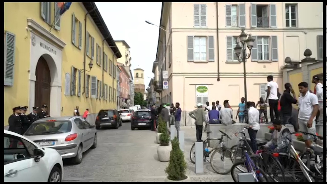 Stradella, protestano i richiedenti asilo ospitati dalla Croce Rossa