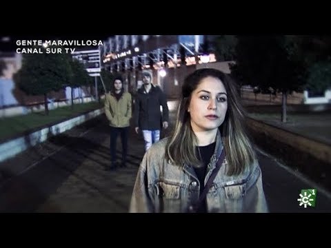 Dos hombres intimidan a una mujer en una parada de autobús | Gente Maravillosa social experiment meme