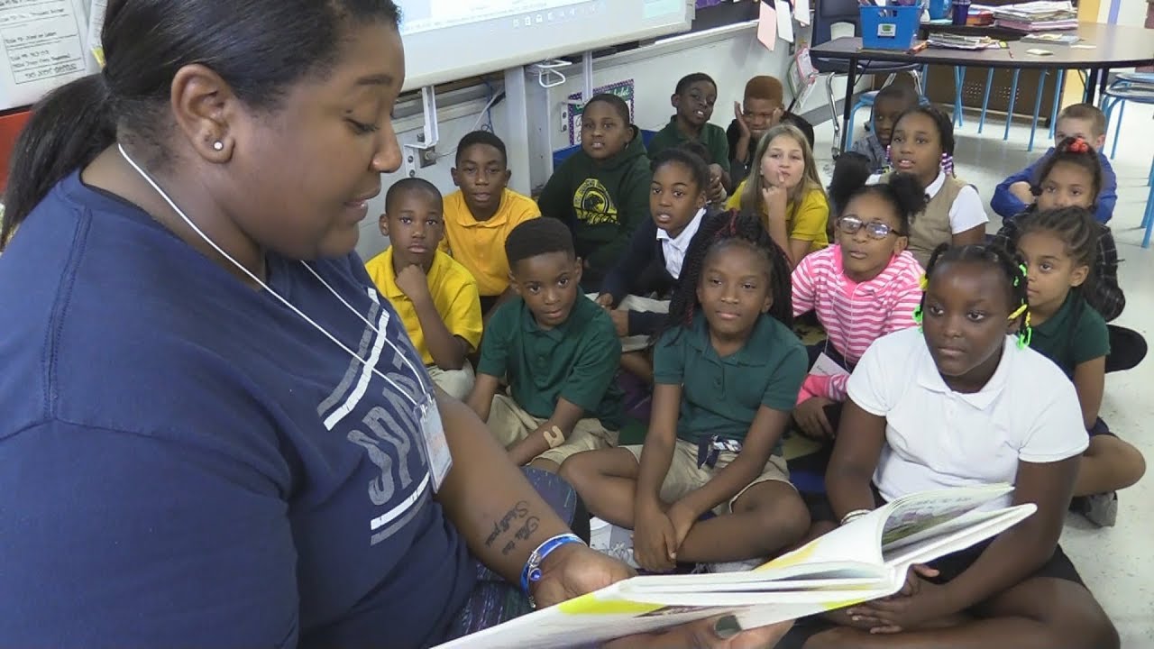 College Students Volunteer at an Elementary School - YouTube