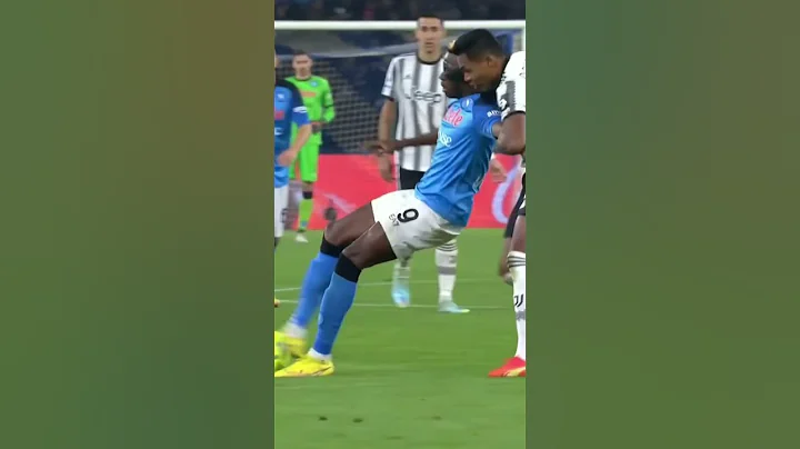 Osimhen throwing uppercuts. A physio getting flattened. All in 30 seconds. The beautiful game 😍