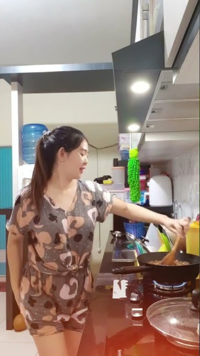 mama muda goyang sambil masak