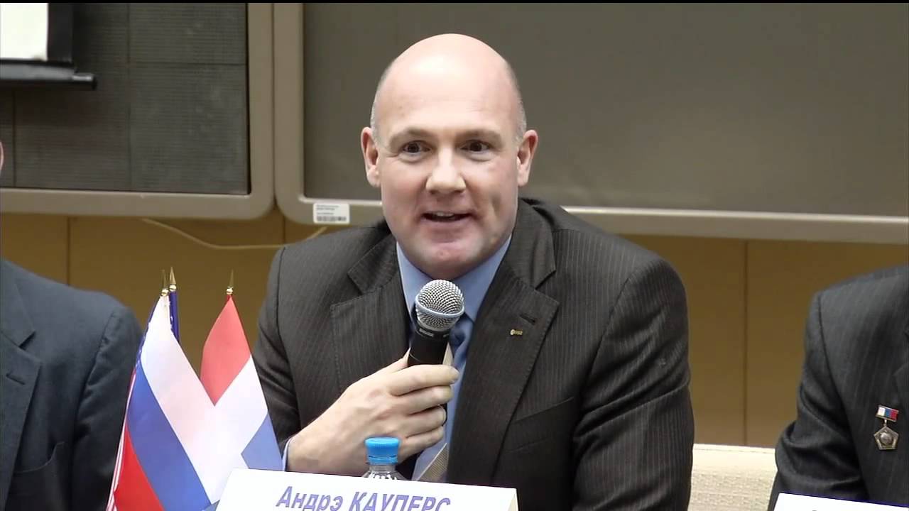 Expedition 30 Crew Meets the Media and Pays Homage at Red Square