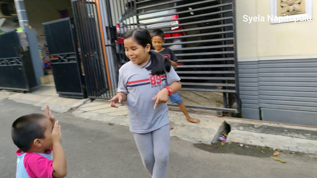 Hilangkan kebiasaan main gadget, biasakan anak bermain bersama temannya