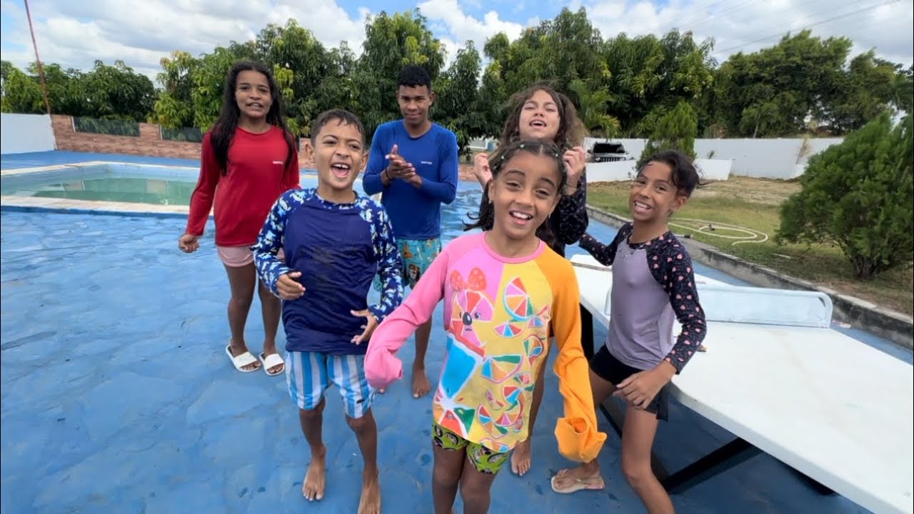 Esconde esconde na piscina com as crianças… 