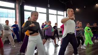 Делайте танцевальную разминку вместе с учениками студии-школы Аллы Духовой TODES