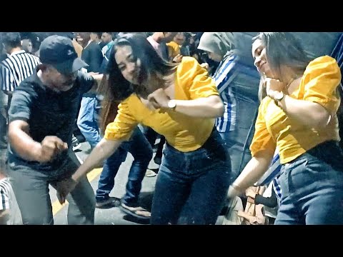 Joget dangdut asik bersama si cantik baju kuning || MUSIK WAKATOBI versi lagu dangdut bugis terbaru