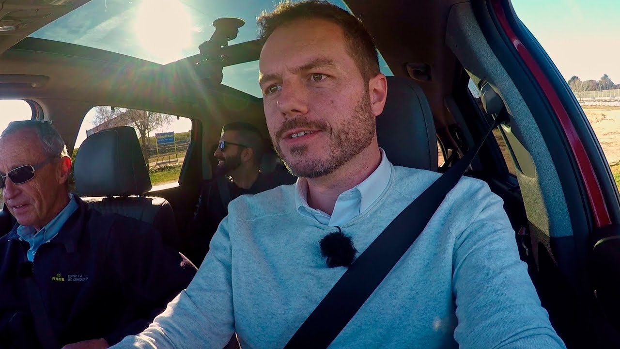 Ángel Cortés conduce en el circuito del Jarama junto a Keunam y Hermoti | Hyundai Power Voice