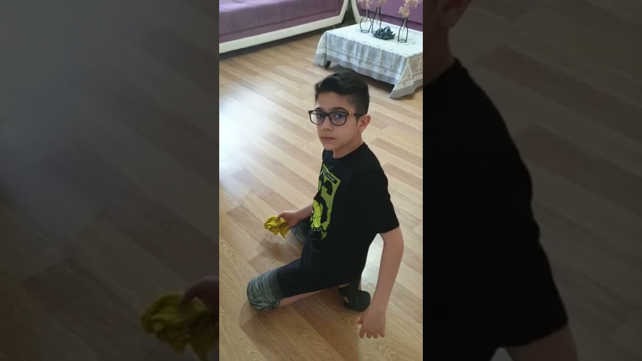 صورته بالسر هوا وعم يغني 😂