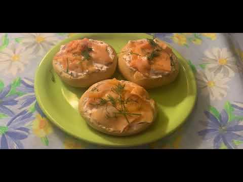 Видео: Сандвичи с извара, сьомга и краставица