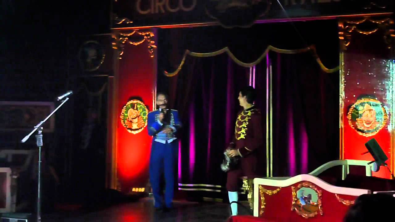 Sandro Roque cantando,numero de la radio