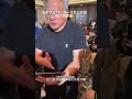 黄老板应该玩过很多次这款华为手机,看他动作真溜。