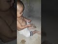 Ребенок играет с лягушкоми