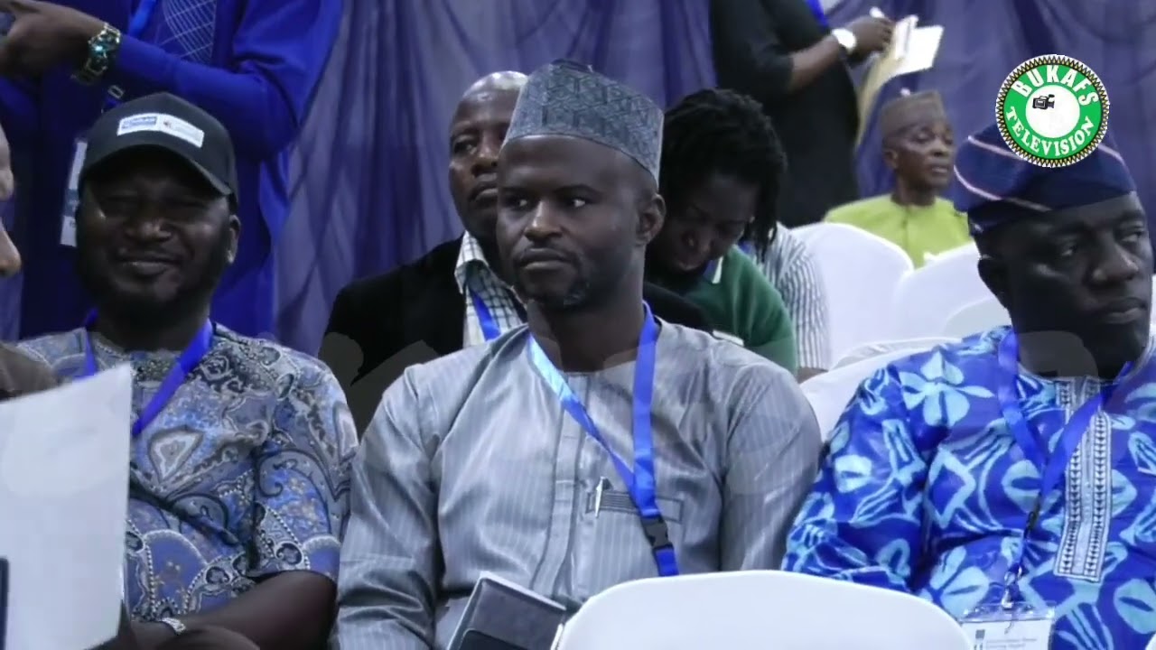 *Аплодирует СМИ за сопротивление дезинформации и иностранным манипуляциям*