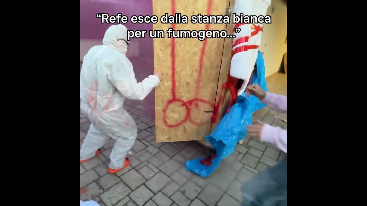 Lanciano un fumogeno nella stanza bianca... 