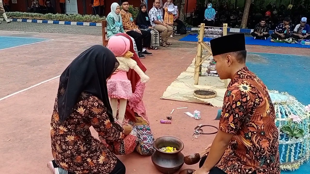 PRAKTEK DEMONSTRASI UPACARA ADAT TEDAK SITEN