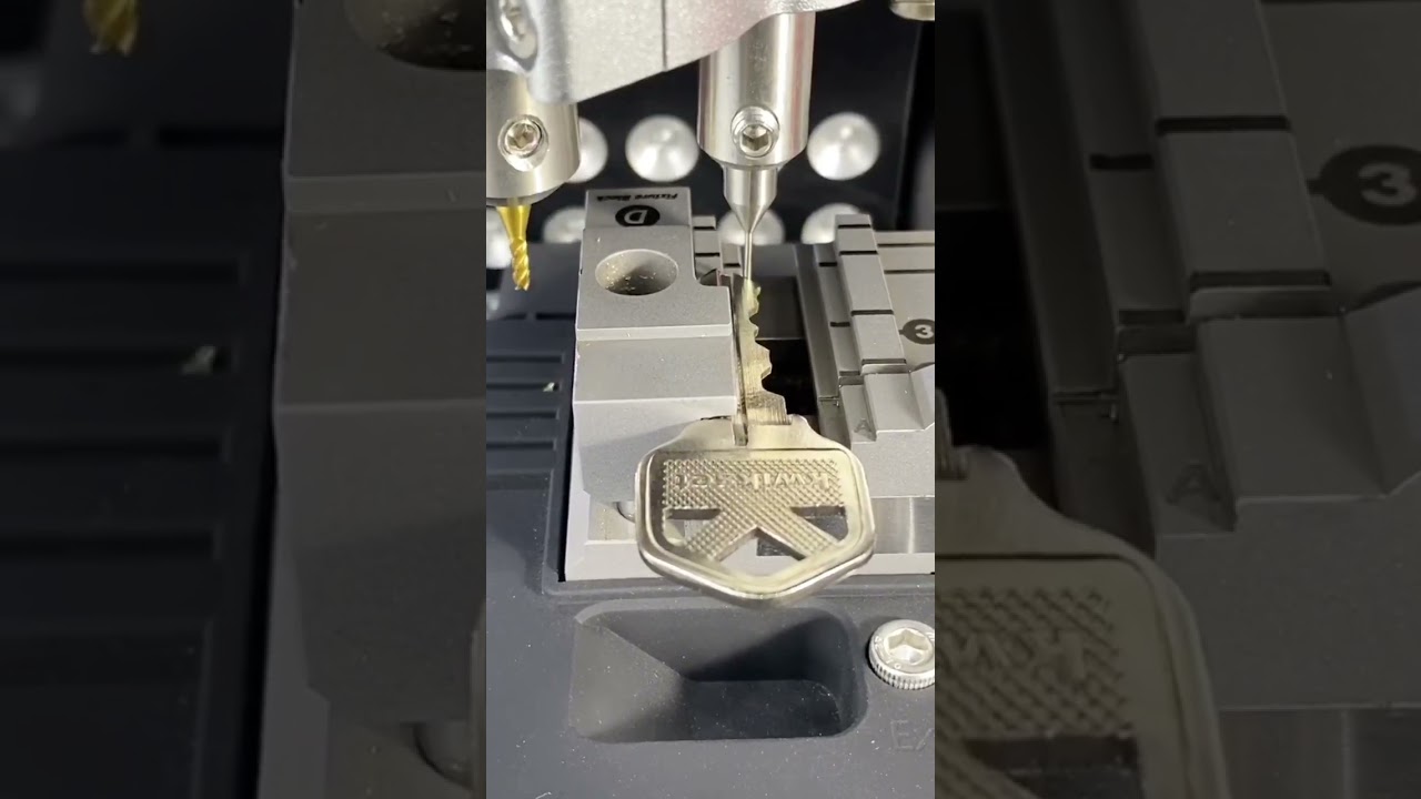 How to use cut house key by Tank 2M2 key cutting machine