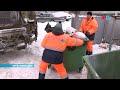 Водители мусоровозов пытаются победить снег в волгоградских дворах