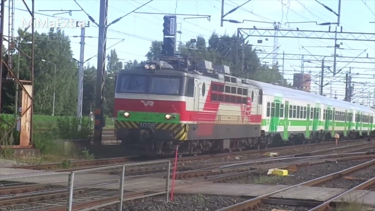 VR commuter train H 227 arrives to Riihimäki station