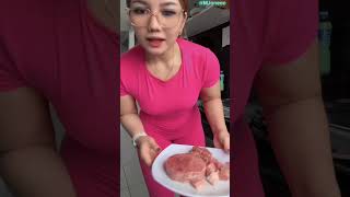 Tante Lagi Masak Daging Sapi