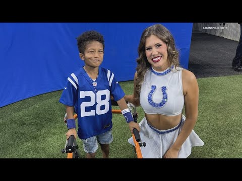 Colts cheerleader uses sign language to converse with deaf fan | Inspiring Indiana
