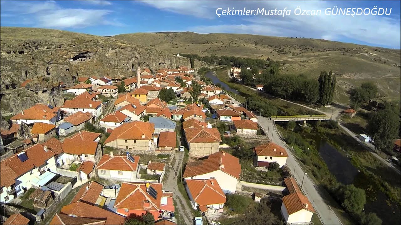 Kuşbakışı Sakaeli köyü ve mağaraları